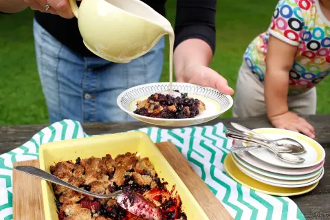 Vaniljsås recept: Krusbärspaj med en krämig vaniljsås som hälls över. En härlig sommardessert!