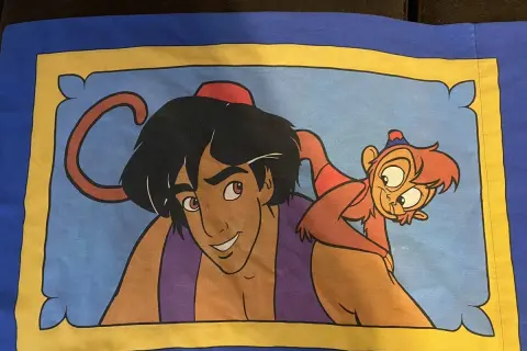 Aladyn i Abu na tle magicznego dywanu. Idealny strój alladyna dla dorosłych na bal przebierańców.