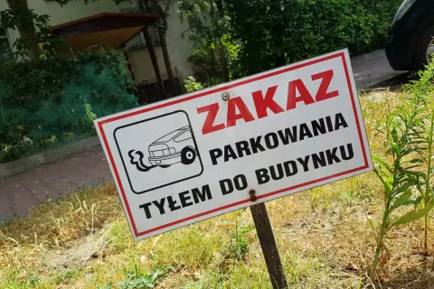Czy można parkować tyłem do budynku? Sprawdź przepisy i zasady