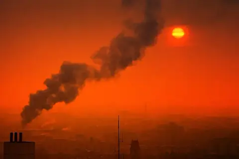 Co to smog i jak powstaje? Zrozum skutki i unikaj zagrożeń
