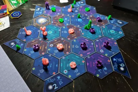 Ein Weltraum-Brettspiel, das aussieht, als wäre es ein Kandidat für die board game geek top 100. Bunte Spielfiguren auf hexagonalen Feldern.