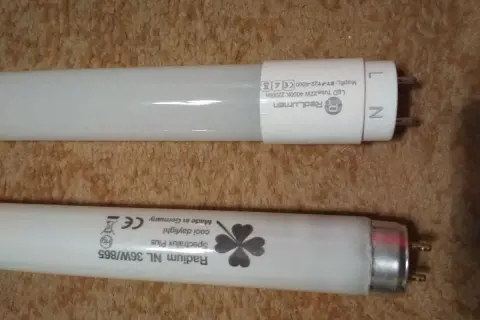 Dwie jarzeniówki: jedna LED Redlumen, druga Radium Spectralux Plus.