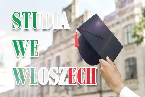Dłoń trzymająca czarną czapkę studencką na tle budynku uniwersyteckiego z napisem "Studia we Włoszech".