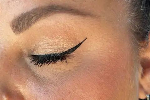 Un trait d'eyeliner noir précis, parfait pour un tuto eyeliner débutant. Cils longs et maquillage des paupières subtil.