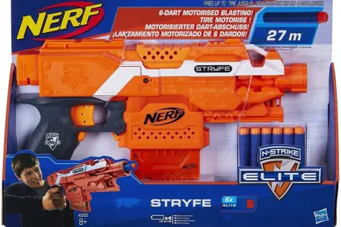 Pomarańczowy pistolet Nerf Stryfe Elite z magazynkiem i piankowymi strzałkami w opakowaniu.