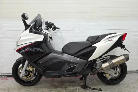 Sportowy skuter Aprilia SRV 850 w dwukolorowej karoserii, z wydechem Arrow.
