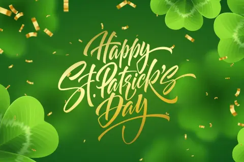 Tréboles verdes y confeti dorado celebran el Día de San Patricio con un mensaje festivo en letras doradas.