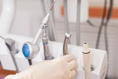 Czy dentysta może wystawić L4? Sprawdź warunki i prawa