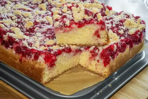 Puszyste i wilgotne ciasto drożdżowe z malinami i kruszonką. Idealne na deser, gdy szukasz sprawdzonego przepisu.