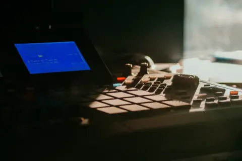 Na ekranie urządzenia widoczna jest tabela strojenia perkusji, z informacjami o ścieżce i programie.