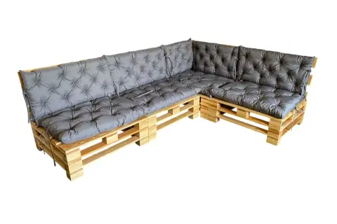 Narożnik z palet jak zrobić? Prosty projekt DIY: drewniane palety i wygodne szare poduchy tworzą stylowy mebel ogrodowy.