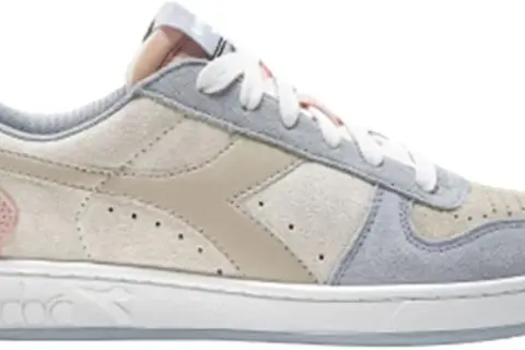 Scarpa Diadora Magic Basket Low in camoscio e pelle, con inserti color pastello e suola bianca.