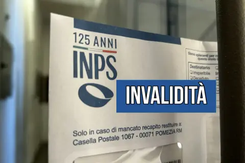 Busta INPS con la scritta "INVALIDITÀ". Potrebbe riguardare una pratica per piede cavo e invalidità.