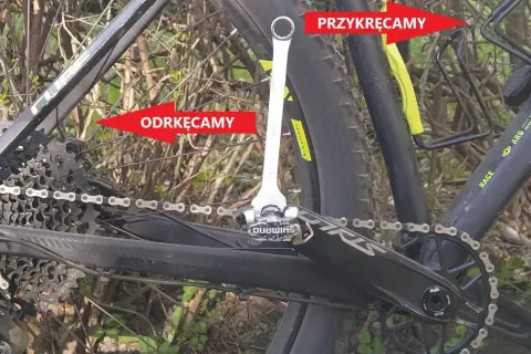 Klucz pokazuje, jak odkręcić pedały w rowerze. Zwróć uwagę na kierunek obrotu.