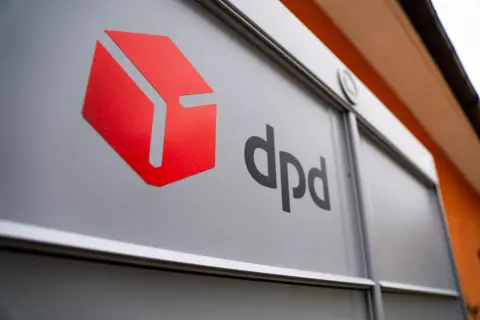 Logo DPD na szarej powierzchni, gotowe do dpd wysyłka palety.