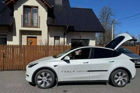 Tesla Model 3: Ile KM ma każda wersja? Poznaj moc i osiągi