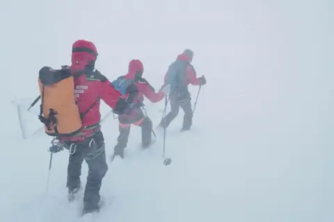 Alpinisti in marcia sul Gran Sasso, immersi in una bufera di neve. L'avventura è dura, ma la passione li guida.