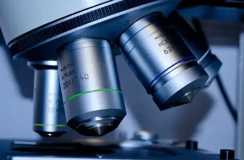 Laboratorium kryminalistyczne - jakie ma zadania i jak pomaga?