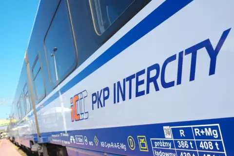 Biało-niebieski pociąg PKP Intercity na tle błękitnego nieba. Idealny na letnie podróże i promocje Intercity.