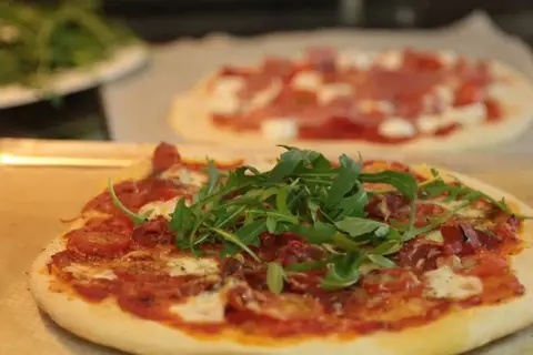 Réussir sa pizza maison: pâte prête & jambon, guide express