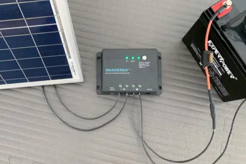 Panel solar, batería y un regulador de carga que gestiona la energía.