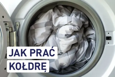Kołdra poliestrowa w kratkę czeka w pralce. Dowiedz się, jak prać kołdrę, by służyła latami.