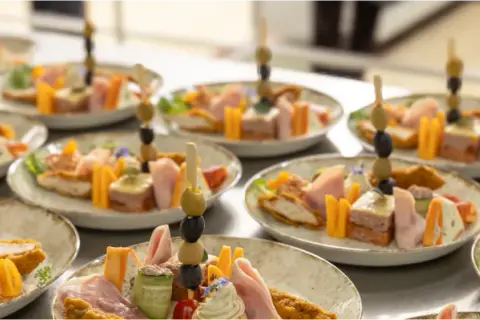Catering: ile za osobę? Oszacuj koszt i uniknij ukrytych opłat!