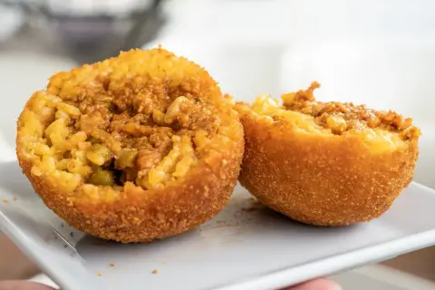 Arancini co to? Smażone kulki ryżowe z mięsnym farszem i groszkiem, chrupiące z zewnątrz, pyszne w środku.