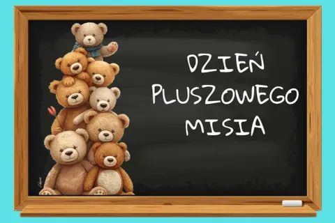 Stos pluszowych misiów na tablicy z napisem "Dzień Pluszowego Misia".