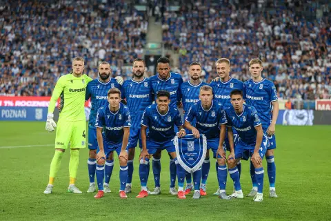 Drużyna Lecha Poznań dzisiaj na murawie, gotowa do walki.