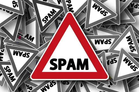 Mnóstwo znaków ostrzegawczych "SPAM" symbolizuje potrzebę ochrony przed niechcianymi wiadomościami.