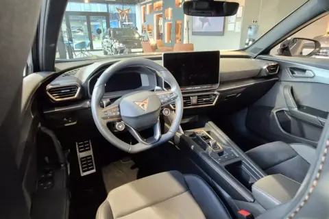 Nowoczesne wnętrze Cupra Formentor z dużym ekranem multimediów, sportową kierownicą i eleganckimi detalami.