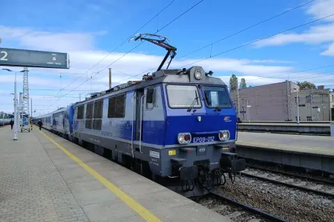 Niebieska lokomotywa PKP Intercity EP09-012 na torze, gotowa do podróży z Olsztyna do Wrocławia.