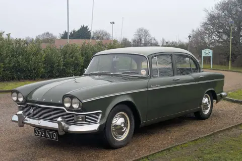 En grön Humber Super Snipe från 1960-talet parkerad utomhus.