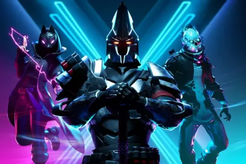 Trzech bohaterów z Fortnite w neonowym otoczeniu. Sprawdź Fortnite wymagania, by dołączyć do walki!