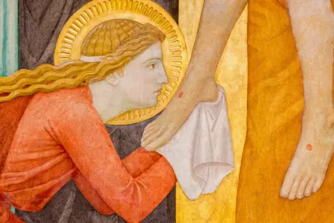 Maria aus Magdala, mit goldenem Heiligenschein, wäscht die Füße Jesu mit ihren Haaren.