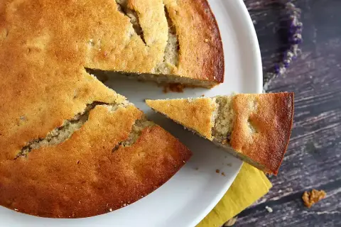 En saftig banankaka i sockerkaksform, perfekt för fikat. En bit är redan uppskuren.