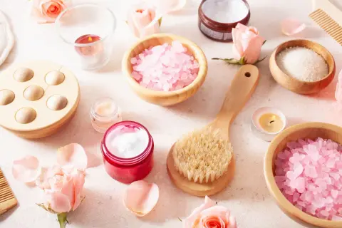 Prodotti da bagno con rosa damascena, sale rosa, creme e candele. Le proprietà della rosa damascena per un rituale di benessere.