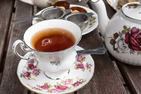Elegancka filiżanka z czarną herbatą, idealna do delektowania się chwilą. Dowiedz się, ile parzyć czarną herbatę, by uzyskać najlepszy smak.