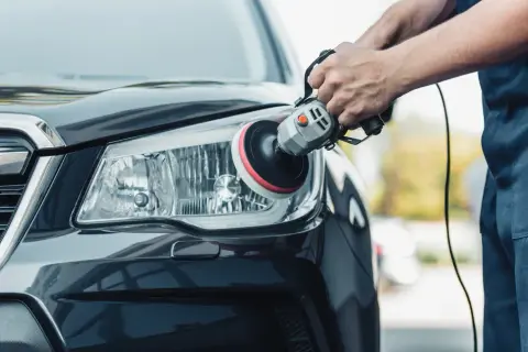 Jak skutecznie polerować lampy w samochodzie i przywrócić ich blask