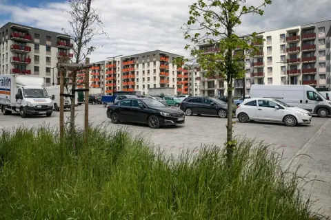 Ile miejsc parkingowych na mieszkanie? Nowe regulacje i ich skutki