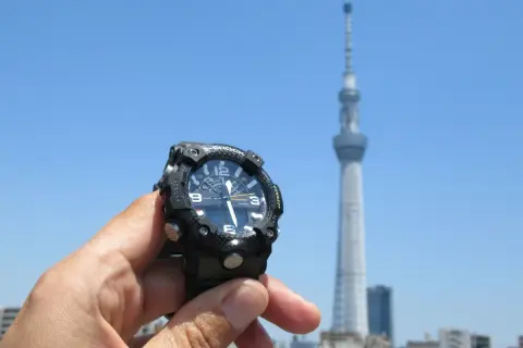 Zegar sterowany radiowo jak działa? Ten G-Shock odbiera sygnał z wieży Tokyo Skytree, synchronizując czas.