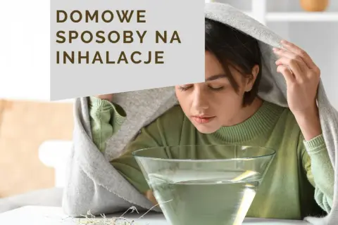Kobieta wykonuje domowe inhalacje nad miską z gorącą wodą, okryta kocem.