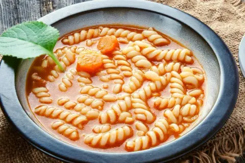 Zupa pomidorowa z makaronem i fasolą, idealny przepis dla początkujących. Aromatyczna, sycąca i prosta w przygotowaniu.