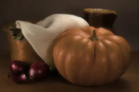 Zbiory jesienne: dynia, cebule, miedziany garnek i tkanina. Esempi still life fotografia.