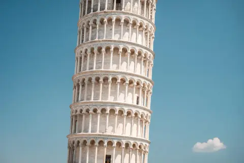 La Torre di Pisa, con la sua inconfondibile pendenza, si erge maestosa sotto un cielo azzurro.