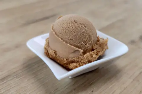 Ein Löffel cremiges Cola-Eis, perfekt für alle, die Eis selber machen wollen.