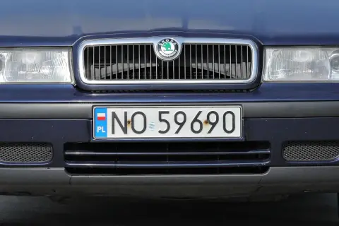 Stare tablice rejestracyjne wykazują numer NO 59690 na ciemnoniebieskim samochodzie Skoda.