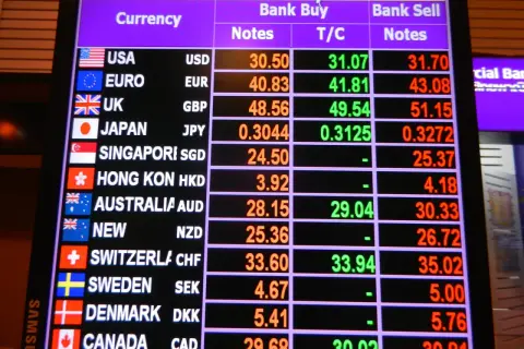 Tabla de cambio de divisas: ¿cuánto dinero llevar a Tailandia? Muestra tasas para USD, EUR, GBP, JPY, SGD, HKD, AUD, NZD, CHF, SEK, DKK, CAD.
