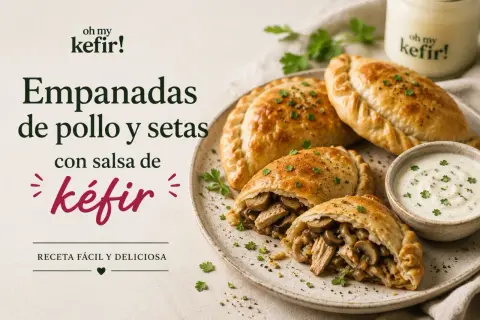 Empanadas de pollo y setas doradas, rellenas y servidas con salsa de kéfir.